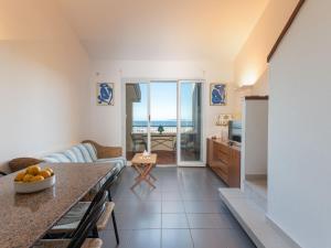 eine Küche und ein Wohnzimmer mit Meerblick in der Unterkunft Apartment I Boboli-1 by Interhome in Punta Ala