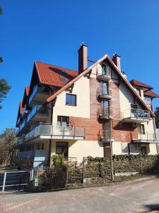 クリニツァ・モルスカにあるAPARTAMENT BULWAR PRZY PLAŻY - 100m od plażyの赤い屋根のアパートメントビル