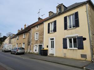 una fila de casas al lado de una calle en La petite bajocasse en Bayeux