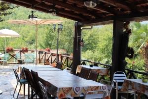 Un restaurante o sitio para comer en Villa La Voce Del Vento