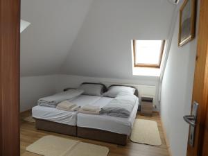 ハイドゥソボスローにあるKASZÁS HÁZの小さなベッドルーム(ベッド2台、窓付)