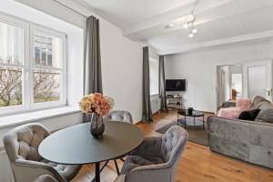 a living room with a table and chairs at StayEasy Apartments Mautern #11 in Mautern in Steiermark