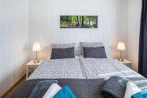 a bedroom with a large bed with two lamps at Fewo Kirchheim in Kirchheim