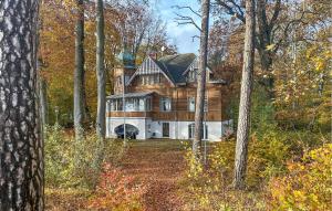 uma casa grande no meio da floresta em Villa Sommarro em Ystad