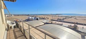 balcone con vista sulla spiaggia e sull'oceano di Appartement lumineux vue mer a Valras-Plage
