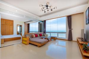 ein Wohnzimmer mit einem Sofa und einem Bett in der Unterkunft Marvelous Sea View in Vũng Tàu