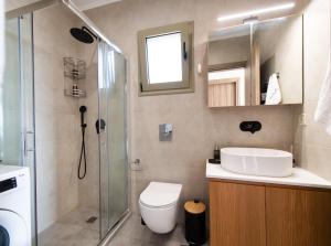 Athanion Sunset House في أثانيون: حمام مع مرحاض ومغسلة ودش +22 صورة