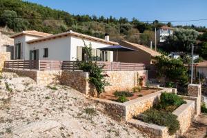 Athanion Sunset House في أثانيون: منزل على جانب تلة