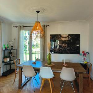 - une salle à manger avec une table et des chaises en bois dans l'établissement Maison de charme au cœur de Genève !, à Genève