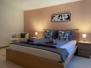 ein Schlafzimmer mit einem großen Bett mit zwei Lampen und einem Stuhl in der Unterkunft Ferienhaus Lenartz in Kliding