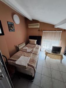 Postel nebo postele na pokoji v ubytování Къща за гости "Чекичев" + 37 fotografií