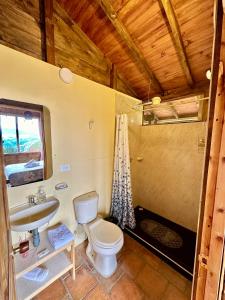 y baño con aseo y lavamanos. en Refugio Aventura, espectacular cabaña en las montañas de Tabio, Cundinamarca, en Tabio