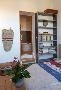 een slaapkamer met een bed en een boekenplank bij B&B Het Oude Postkantoor in Yerseke