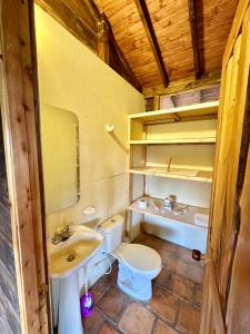 Baño pequeño con aseo y lavamanos en Refugio Aventura, espectacular cabaña en las montañas de Tabio, Cundinamarca, en Tabio