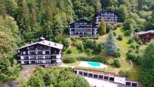 an aerial view of a resort in the mountains at Duplex sur Morzine avec vue imprenable in Morzine