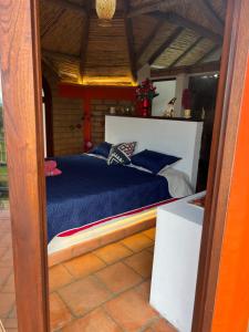 1 dormitorio con 1 cama en una habitación en MALOKAS AGUA VIDA & NATURALEZA en Villa de Leyva