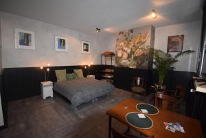 Schlafzimmer mit einem Bett, einem Tisch und Stühlen in der Unterkunft Swalmerkwartier in Roermond