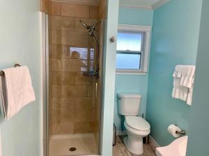 a bathroom with a toilet and a shower at Flamingo Inn in Fort Myers Beach