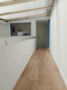 an empty room with white walls and a wooden floor at PENSION CIBELES in Córdoba