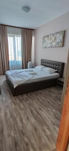 1 dormitorio con 1 cama en una habitación en Mamaia Apartments Summerland Club, en Mamaia