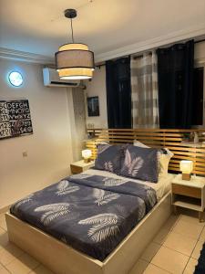 um quarto com uma cama grande num quarto em appartement cosy moon bonapriso em Douala