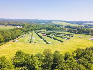 una vista aérea de un parque con coches en un campo en Camping Dal van de Mosbeek, en Mander