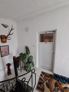 uma porta branca num quarto branco com plantas em Къща за гости "Чекичев" em Svilengrad