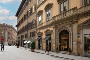 フィレンツェにあるTG - One bedroom luxury apartment in the fashion districtの通りを歩く人々と建物のある通り