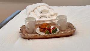 ein Tablett mit einem Teller Essen auf dem Bett in der Unterkunft Harvrd-MIT-B.U./Parkfree/Single Family residence in Boston