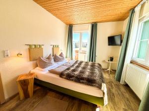 - une chambre avec un grand lit dans l'établissement Schwarzwald-Chalet Feldberg, à Feldberg