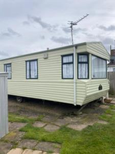 una caravana verde estacionada en un patio en Static van on Smallgrove in Ingoldmells en Skegness