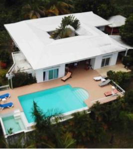 an aerial view of a house with a swimming pool at Villa Águila in Las Terrenas