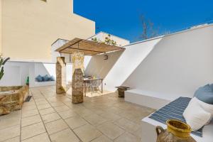 プレシッチェにあるCasa Vali' by BarbarHouseの白い建物のパティオ(テーブル付) +18枚の写真