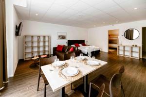 TV a/nebo společenská místnost v ubytování Los Lorentes Hotel Bern Airport