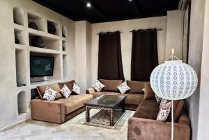 Sala de estar con 2 sofás y mesa en Villa Ghali de Luxe & Golf, en Marrakech