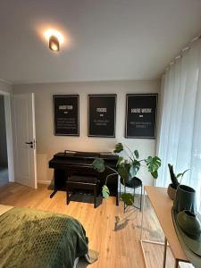 una sala de estar con piano y macetas en Wunderschöner Neubau im Grünen, en Halstenbek
