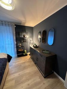 1 dormitorio con 1 cama y vestidor con paredes azules en Wunderschöner Neubau im Grünen, en Halstenbek