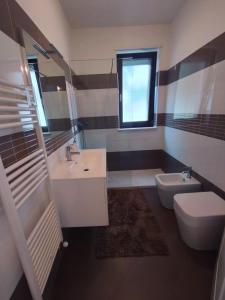 ein Bad mit einem Waschbecken, einem WC und einem Fenster in der Unterkunft Monnalisa in Lecce