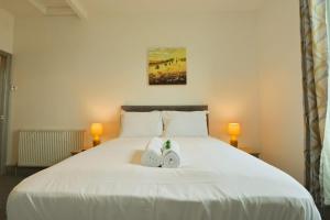 מיטה או מיטות בחדר ב-Winchester two bedroom property in Brislington