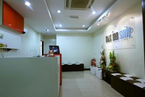 een lobby van een kliniek met een wachtkamer bij Max Inn Hotel in Parit Raja