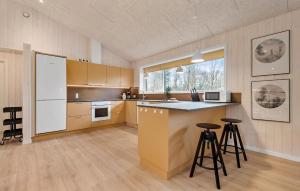 Kuchyň nebo kuchyňský kout v ubytování Gorgeous Home In Oksbl With Sauna