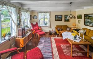 sala de estar con sillas rojas y sofá en Nice Home In Feda With Kitchen en Feda