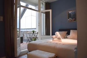 una camera con un grande letto e un balcone di Rembrandtplein house A ad Amsterdam