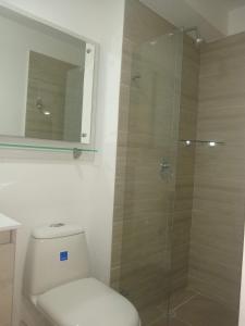 a bathroom with a toilet and a glass shower at APARTAMENTO AMOBLADO SECTOR MARAYA in Pereira