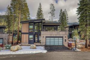 a house in the woods with a garage at Luxurious 4BR 3 Min to Palisades Tahoe in Olympic Valley