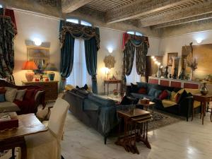 普羅旺斯艾克斯的住宿－Petit Trianon - Appartement de Luxe，客厅配有沙发和桌子