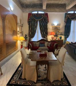 普羅旺斯艾克斯的住宿－Petit Trianon - Appartement de Luxe，客厅配有桌子和沙发