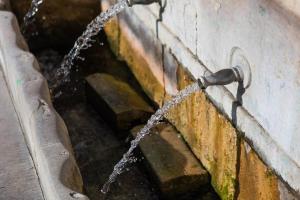 a water hose hooked up to a wall at Bicas Velhas Studio in Loulé