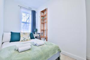 - une chambre avec un lit et 2 oreillers dans l'établissement City Gem: 2-bed Flat 4 mins away from City Centre, à Cardiff
