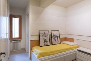 una camera con un letto con due immagini sopra di Montecatini Terme Art Loft a Montecatini Terme